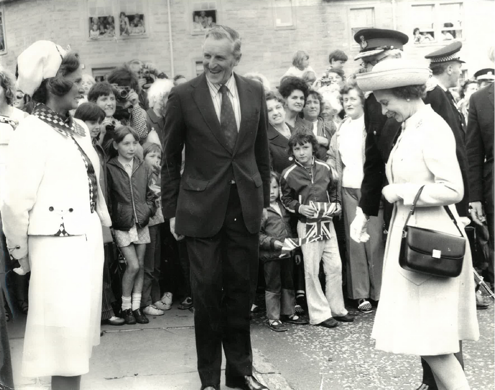 The Queen is greeted at Weaver’s Cottage by Peter and Yvonne Maclaurin